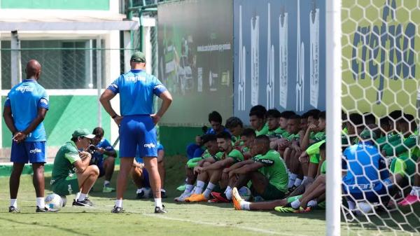 Abel Ferreira conversa com o elenco do Palmeiras antes da estreia no Brasileirão.(Imagem:Cesar Greco/Palmeiras/by Canon)
