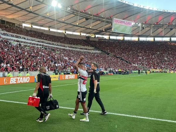 Alisson agradece aplausos dos torcedores são-paulinos no Maracanã.(Imagem:Felipe Ruiz)