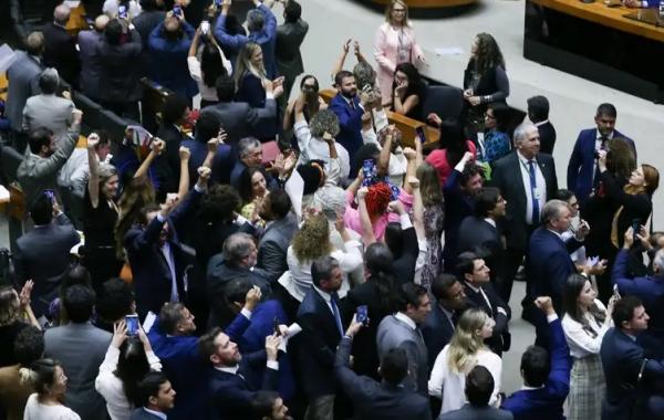 Brasília (DF) - Deputados favoráveis à prisão de Chiquinho Brazão comemoram resultado da votação. (Imagem: Lula Marques/ Agência Brasil)