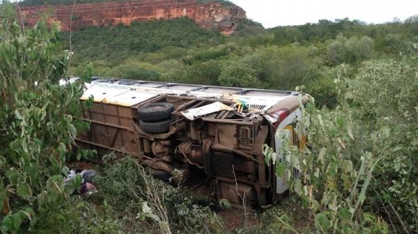 Ônibus e caminhão tombam e deixam quatro feridos em São Raimundo Nonato, Sul do Piauí.(Imagem:Divulgação /PM-PI)