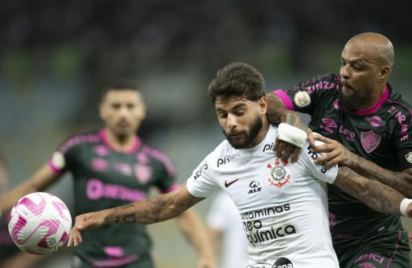 Yuri Alberto disputa jogada com Felipe Melo durante Fluminense x Corinthians.(Imagem:Jorge Rodrigues/AGIF)