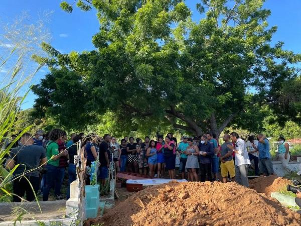  Sepultamento de Janaína da Silva Bezerra.(Imagem:Josiane Sousa/ TV Clube )