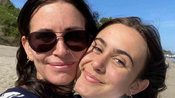 Courteney Cox usou suas redes sociais para comemorar o aniversário de 18 anos da filha, Coco. A atriz de Friends postou um clique em que as duas aparecem coladinhas e a homenageou.(Imagem:Reprodução)