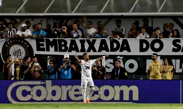 Neymar marca, Santos vence e deixa zona de rebaixamento.(Imagem:Thiago Bernardes)