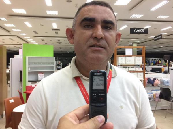 Gerente F. Costa destaca a importância do cliente e apresenta os produtos exclusivos disponíveis durante toda a semana de promoções.(Imagem:FlorianoNews)