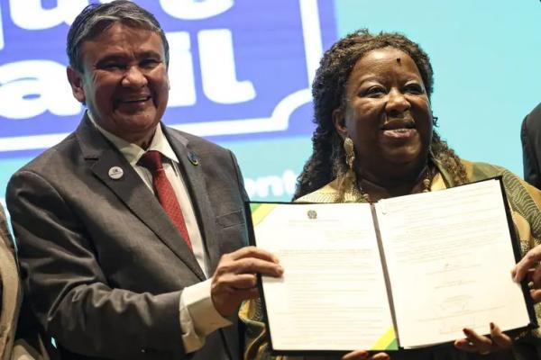 O ministro do Desenvolvimento Social, Wellington Dias, e a ministra dos Direitos Humanos, Macaé Evaristo, durante o lançamento do programa ?Aqui é Brasil?.(Imagem:Marcelo Camargo/Agência Brasil)