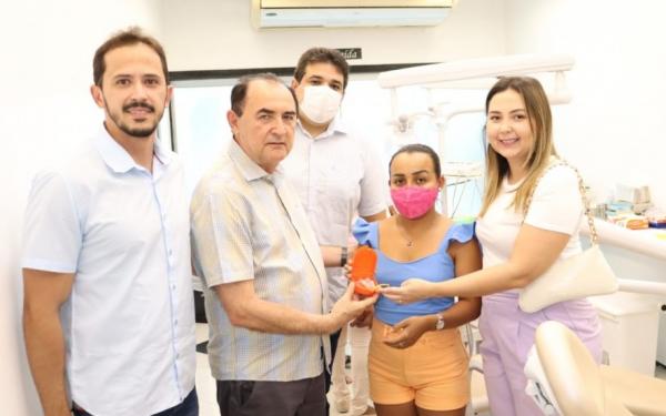 Primeiros beneficiados começam a receber próteses dentárias em Floriano.(Imagem:Secom)