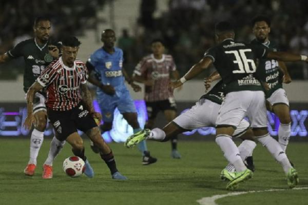 Mesmo com a estreia de quatro reforços -Rafinha, Alisson, Patrick e Nikão, o São Paulo apresentou muitas dificuldades na criação contra o Guarani, algo que já acontecia na temporad(Imagem:Reprodução)