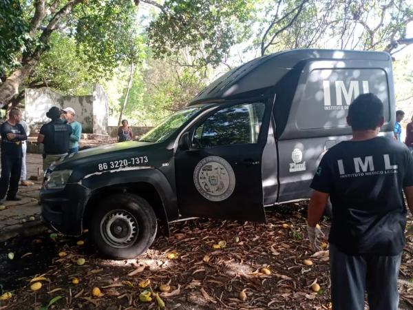 Instituto de Medicina Legal (IML) removeu o corpo da vítima(Imagem:Lívia Ferreira)