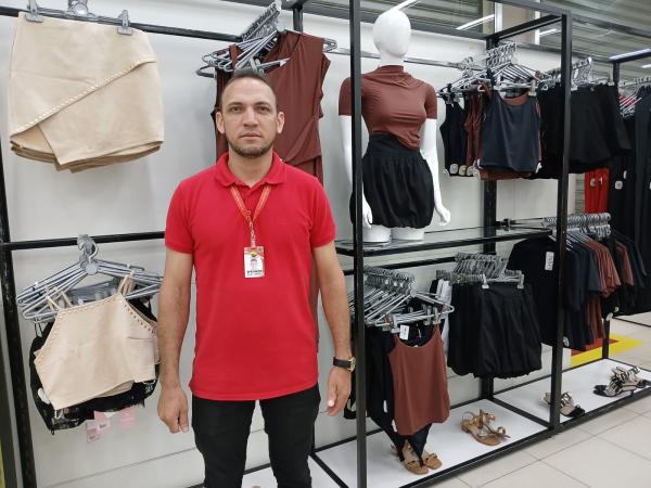 Wagner, chefe do setor de confec&ccedil;&otilde;es do Armaz&eacute;m Para&iacute;ba.(Imagem:FlorianoNews)