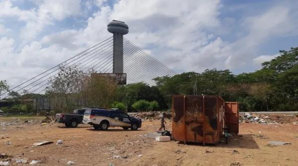 Feto é encontrado em contêiner de lixo próximo à Ponte Estaiada em Teresina.(Imagem:Lucas Marreiros/ g1 PI)