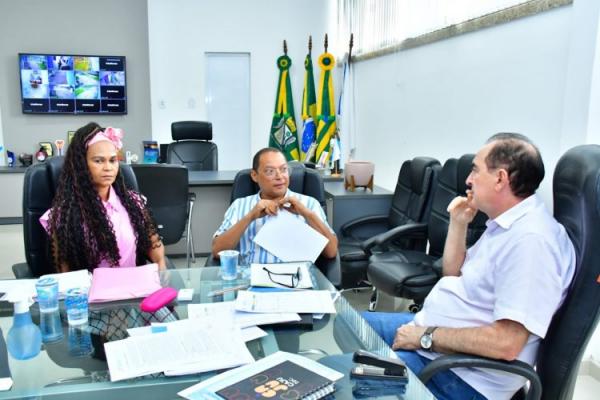 Prefeitura de Floriano e Grupo Escalet assinam convênio para a realização da Paixão de Cristo 2024.(Imagem:Secom)