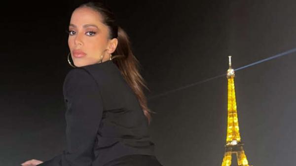 Anitta usa look recortado para curtir noite em Paris(Imagem:Reprodução)