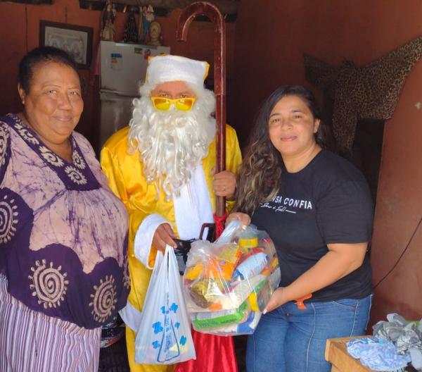 Repórter Amarelinho se veste de Papai Noel para manter viva a magia do Natal em Floriano.(Imagem:FlorianoNews)