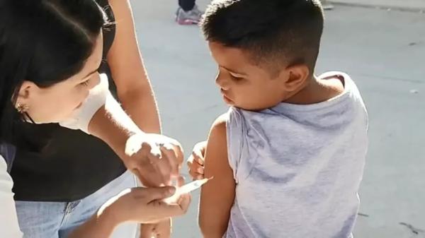 Impasse para vacinação de crianças de 5 a 11 anos contra Covid-19 continua.(Imagem:Reprodução/TV TEM)