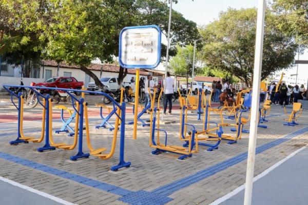 Prefeitura de Floriano entrega reforma de escola e reurbanização da praça do bairro N. Sra. da Guia(Imagem:Secom)