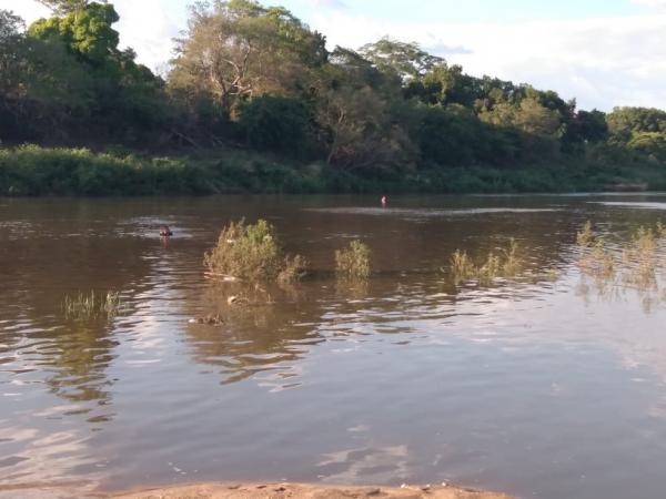 Pescadores encontram corpo de homem boiando no Rio Poti, em Teresina.(Imagem:Reprodução)