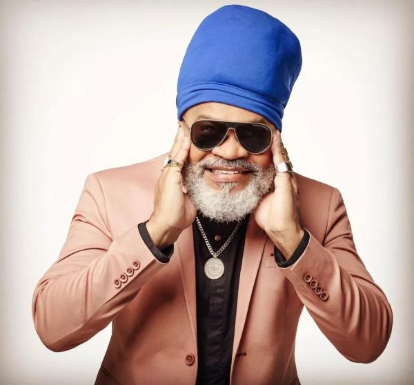 O título do EP que Carlinhos Brown lança na sexta-feira, 17 de junho, Eletrotribalistas, já dá a pista certa sobre o disco que junta o artista baiano com o DJ e produtor musical Fe(Imagem:Reprodução)