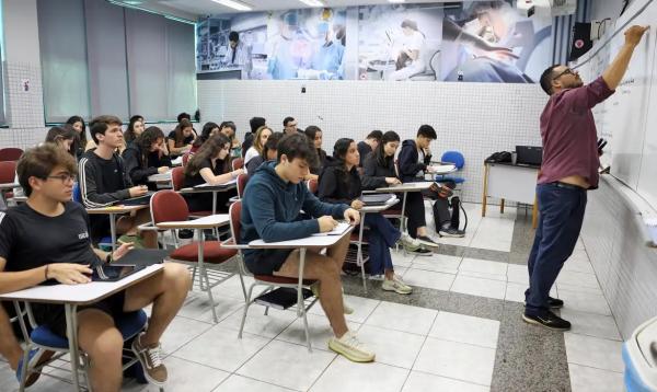 Professor do col&eacute;gio Galois, Samuel Rbeiro Costa, em sala de aula com alunos na prepara&ccedil;&atilde;o nos &uacute;ltimos dias antes da prova do Enem 2024.(Imagem:Jos&eacute; Cruz/Ag&ecirc;ncia Brasil)