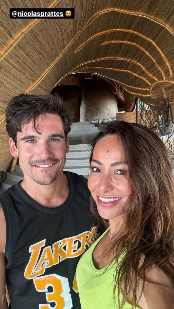 Sabrina Sato posta selfie com Nicolas Prattes com emoji de 