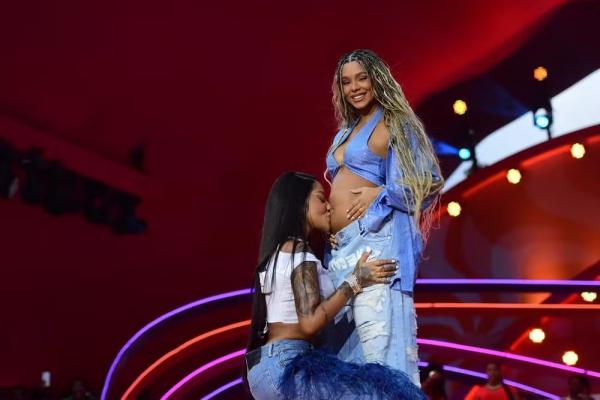 Ludmilla e Brunna Gonçalves anunciam gravidez durante Numanice.(Imagem: Will Dias / Brazil News)
