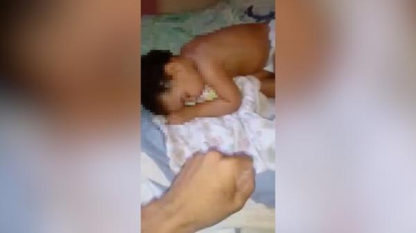 Pai é suspeito de gravar vídeos agredindo a filha para ameaçar a mãe da criança.(Imagem:Reprodução)