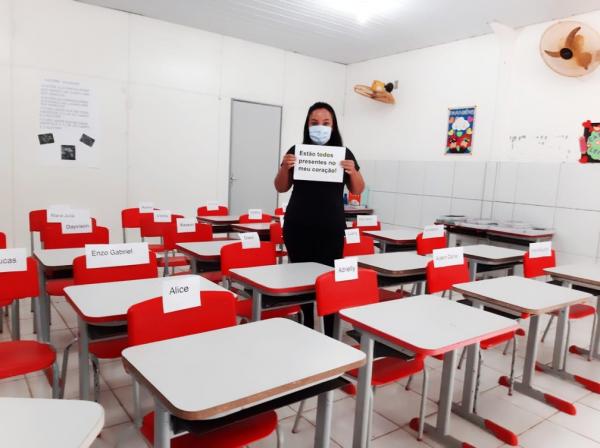 Professora coloca nome dos alunos nas carteiras da sala de aula: 