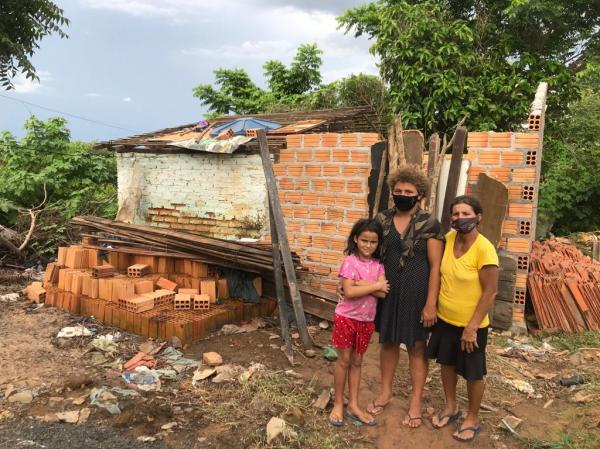 Família que vivia em barracão improvisado ganha casa construída por voluntários em Floriano.(Imagem:FlorianoNews)