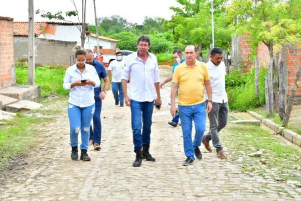 Prefeito Antônio Reis visita obra do saneamento básico de Floriano(Imagem:Secom)