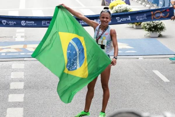 Atleta brasileira N&uacute;bia de Oliveira, terceiro lugar da categoria feminina da 100&ordf; Corrida Internacional de S&atilde;o Silvestre. (Imagem:Paulo Pinto/Agencia Brasil)