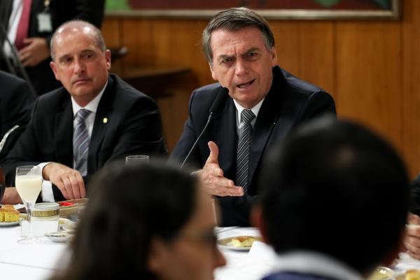 O presidente Jair Bolsonaro, ao lado do ministro Onyx Lorenzoni, durante café da manhã com jornalistas no Palácio do Planalto(Imagem:Marcos Corrêa)