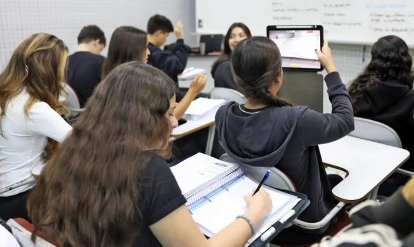 Alunos do col&eacute;gio Galois em sala de aula na prepara&ccedil;&atilde;o dos &uacute;ltimos dias antes da prova do Enem 2024.(Imagem:Jos&eacute; Cruz/Ag&ecirc;ncia Brasil)