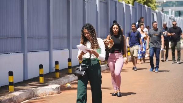 Inscritos para o Exame Nacional da Magistratura (ENAM) se encaminham para local de prova, no DF.(Imagem:TV Globo/Reprodu&ccedil;&atilde;o)