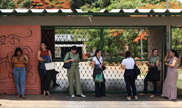 Candidatos aguardam a abertura dos portões para realização da Prova Nacional Docente.(Imagem:Marcelo Camargo/Agência Brasil)
