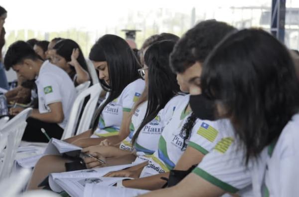 Equipe de professores do Novo Pré-Enem Seduc prepara aulas que abordarão as quatro disciplinas cobradas na prova que será aplicada no domingo (12).(Imagem:Divulgação)