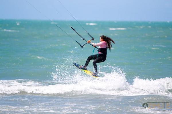 O litoral do Piauí é ideal para a prática de esportes como o kitesurfe.(Imagem:Moisés Saba)