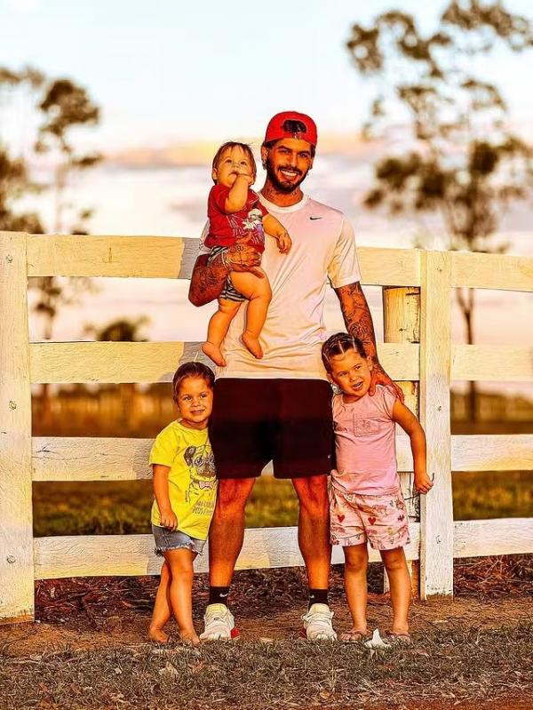 Zé Felipe na fazenda Talismã com os três filhos.(Imagem:Instagram)