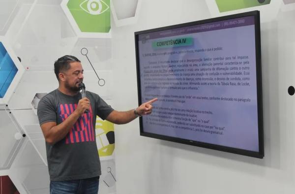 Professor do programa Pré-Enem, da Secretaria Estadual de Educação do Piauí, Francisco Rufino.(Imagem:Divulgação/Seduc)