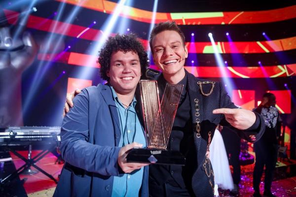 Giuliano Eriston posa com o técnico Michel Teló após vitória no programa The Voice Brasil 2021(Imagem:Reprodução)