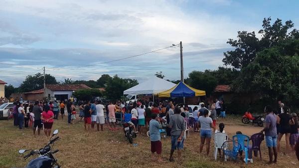  Moradores de São Pedro do Piauí comovidos com a tragédia.(Imagem: Lucas Marreiros/g1 Piauí )