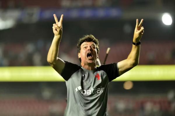 Fernando Diniz comemora vitória do Vasco sobre o Santos.(Imagem:Marcos Ribolli / ge)