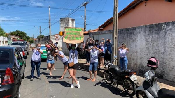 Protetores se reuniram em frente à casa da suspeita.(Imagem:Arquivo Pessoal)