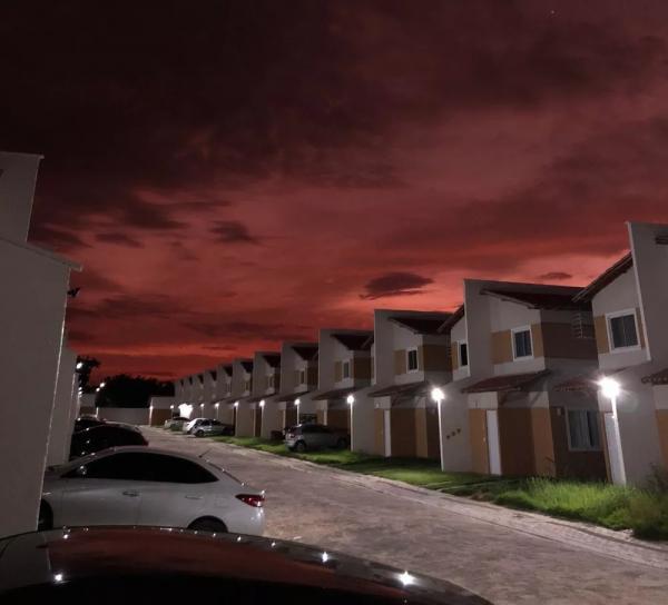 Céu amanhece com tons vermelhos no Piauí após a chegada de cinzas de erupção vulcânica no oceano Pacífico.(Imagem:Reprodução/David Cristiano )