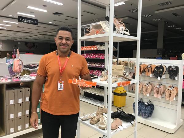 Jhoney Monteiro, chefe do setor de calçados do Armazém Paraíba.(Imagem:FlorianoNews)