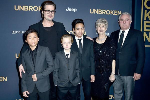 Brad Pitt com os pais e alguns dos filhos.(Imagem:Getty Images)