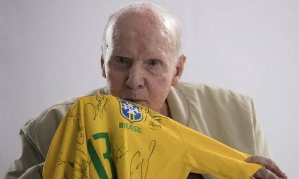 Zagallo beija a camisa da seleção brasileira(Imagem:Lucas Figueiredo)