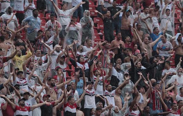 Torcedores de Corinthians e São Paulo entraram em confronto na estação Primavera-Interlagos da CPTM (Companhia de Trens Metropolitanos), na zona sul da capital paulista, na noite d(Imagem:Reprodução)