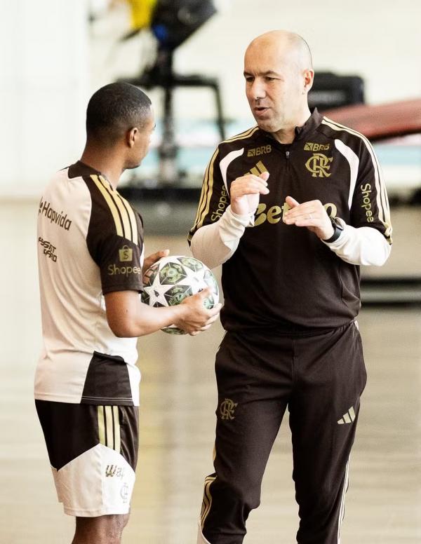 De la Cruz e Leonardo Jardim em treino do Flamengo.(Imagem:Gilvan de Souza/Flamengo)