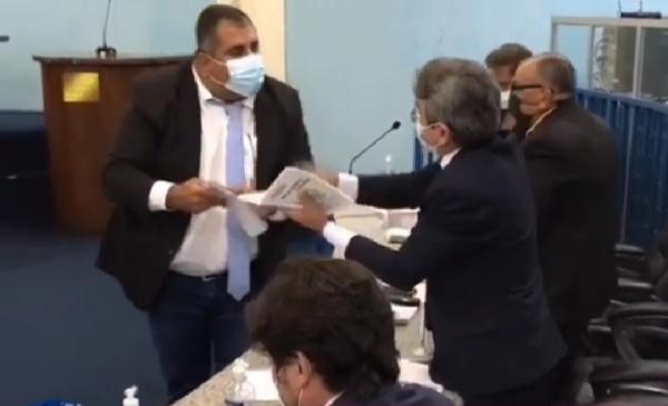 Sessão na Câmara de Vereadores de Floriano termina em confusão(Imagem:Reprodução)