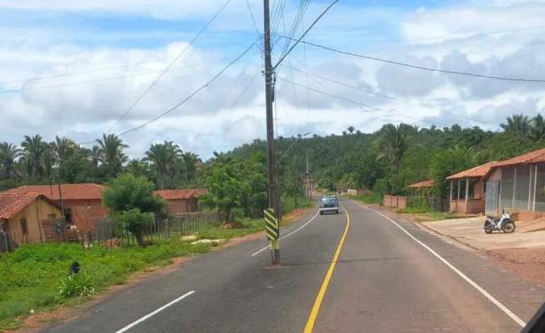  Moradores de comunidade rural reclamam de asfalto construído sob postes de energia, em Miguel Alves.(Imagem:Reprodução )